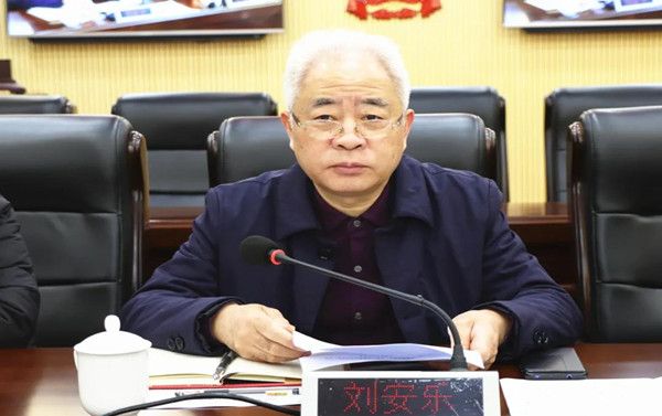 南县十七届人大常委会第三十一次会议召开