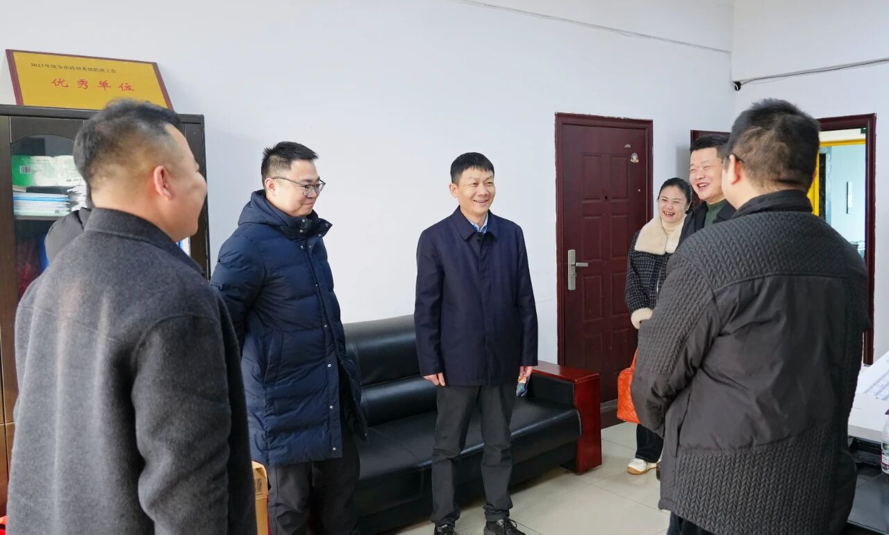 ��С�Ǵ����߷�ο�ʴ����ڼ���ظ�λһ�߸ɲ�ְ��