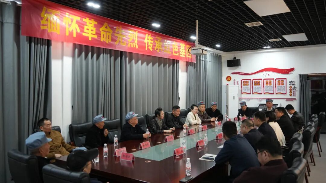 �����ٿ����廳�������� ���к�ɫ���򡱺��������̸��